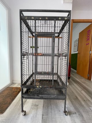 Jaula grande para pájaros con ruedas