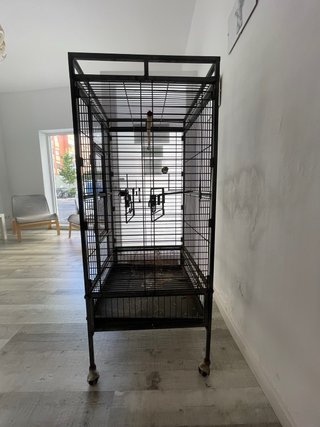 Jaula grande para pájaros con ruedas