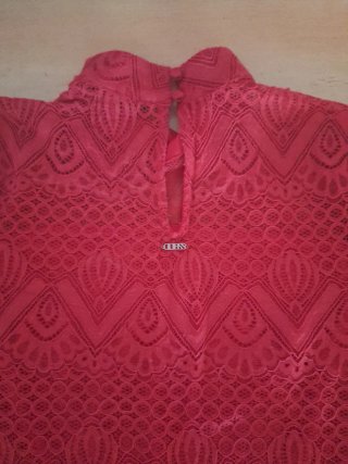 Top Guess encaje rojo manga corta