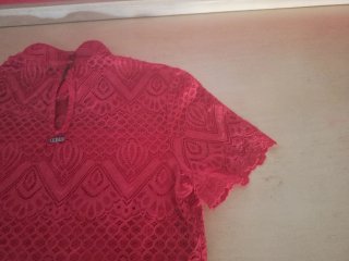 Top Guess encaje rojo manga corta