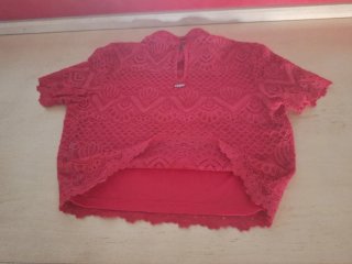 Top Guess encaje rojo manga corta