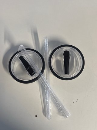 Tappi per bicchieri con cannucce