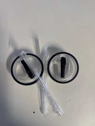 Tappi per bicchieri con cannucce