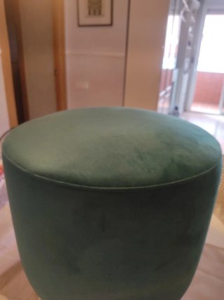 Puf terciopelo verde y base dorada