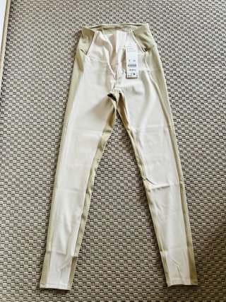 Mayas deportivas Oysho beige y verde oliva
