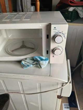 Microondas limpio y en buen estado en Alcañiz