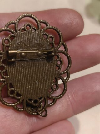 Broche y pendientes con niña bajo paraguas