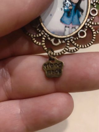 Broche y pendientes con niña bajo paraguas