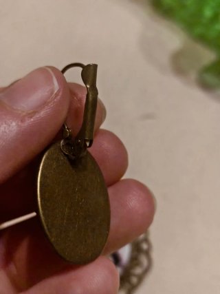 Broche y pendientes con niña bajo paraguas