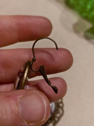 Broche y pendientes con niña bajo paraguas