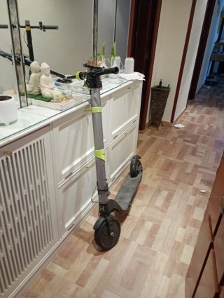 Patinete eléctrico gris y verde