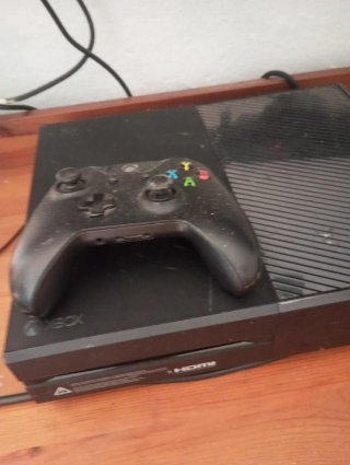 Xbox One 500 GB con mando cableado funcionando