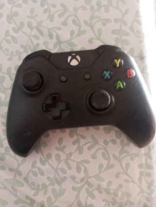Xbox One 500 GB con mando cableado funcionando