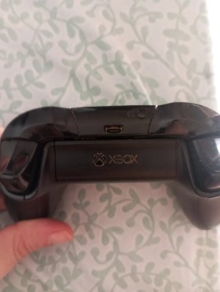 Xbox One 500 GB con mando cableado funcionando