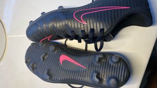 Botas de fútbol Nike niño negras y rosas