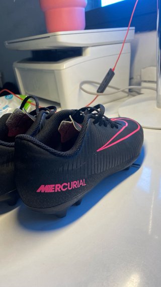 Botas de fútbol Nike niño negras y rosas