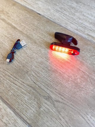 Luz LED trasera bicicleta USB nueva a estrenar
