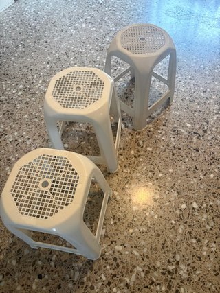 Taburetes de plástico blancos y grises