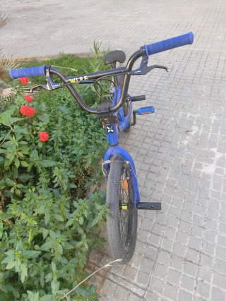 Bicicleta BMX azul con soportes