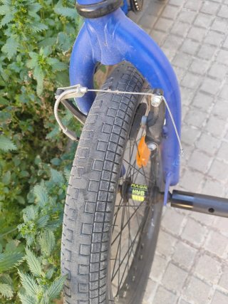 Bicicleta BMX azul con soportes