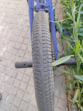 Bicicleta BMX azul con soportes