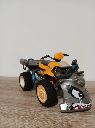 Quad de juguete con diseño de tiburón