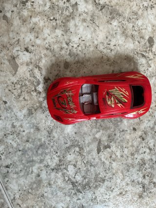 Coche de juguete rojo deportivo