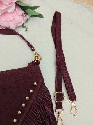Bolso de piel con flecos y tachuelas