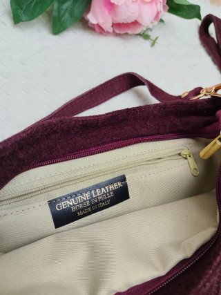 Bolso de piel con flecos y tachuelas