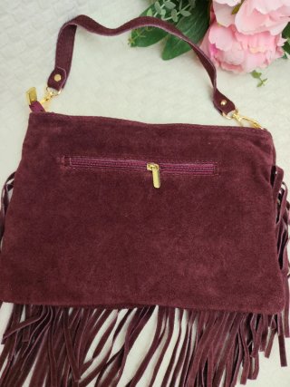 Bolso de piel con flecos y tachuelas