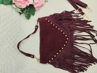 Bolso de piel con flecos y tachuelas