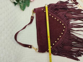 Bolso de piel con flecos y tachuelas