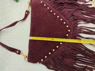 Bolso de piel con flecos y tachuelas