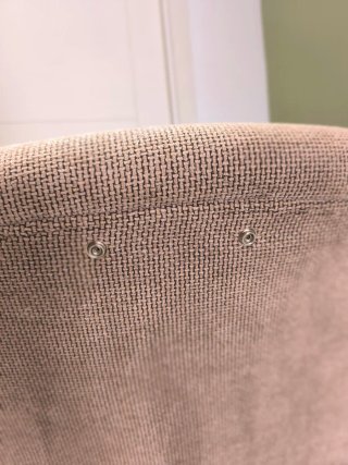 Sillón de tela beige con cojín amarillo