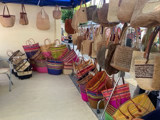 Bolso de playa tejido multicolor.