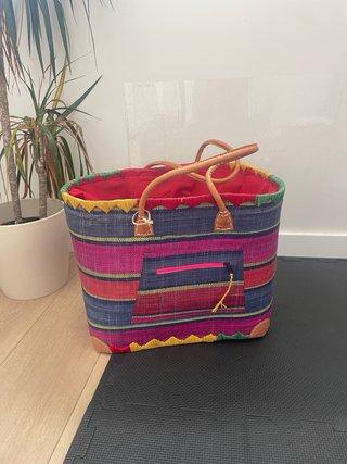 Bolso de playa tejido multicolor.