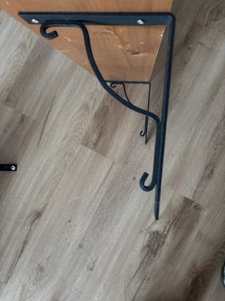 Estanterías de Roble con soportes de metal.