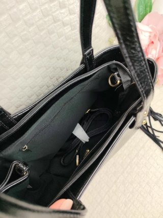 Bolso negro con tachuelas y flecos