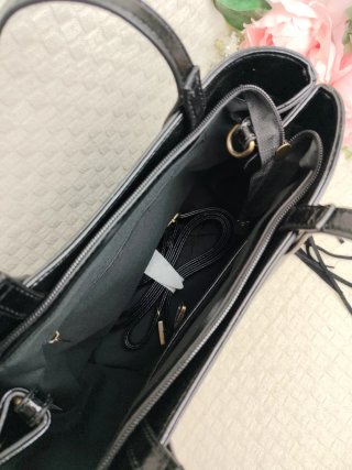 Bolso negro con tachuelas y flecos