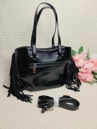 Bolso negro con tachuelas y flecos