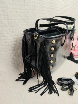 Bolso negro con tachuelas y flecos