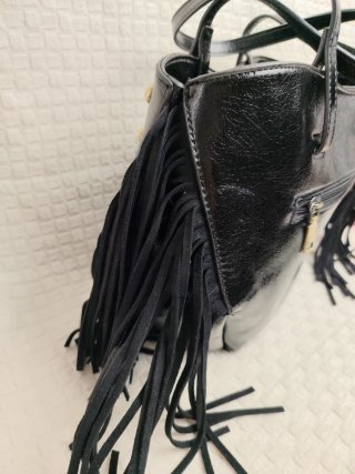 Bolso negro con tachuelas y flecos