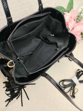 Bolso negro con tachuelas y flecos