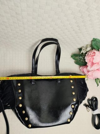 Bolso negro con tachuelas y flecos