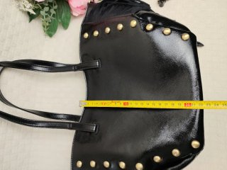 Bolso negro con tachuelas y flecos