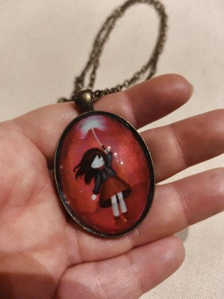 Collar con colgante de niña con paraguas
