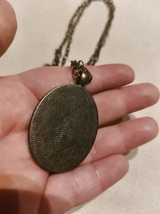 Collar con colgante de niña con paraguas
