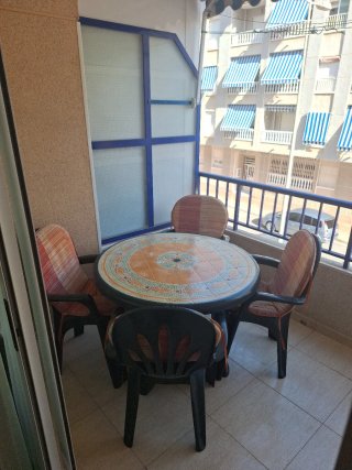 Mesa redonda y 4 sillas de terraza con cojines