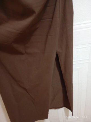 Vestido marrón con abertura
