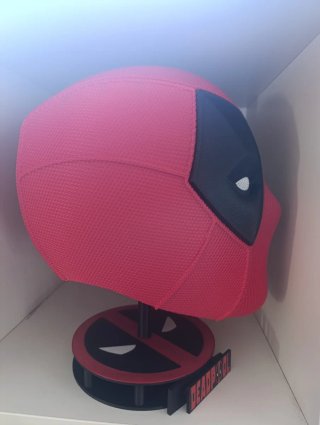 Casco Deadpool con soporte